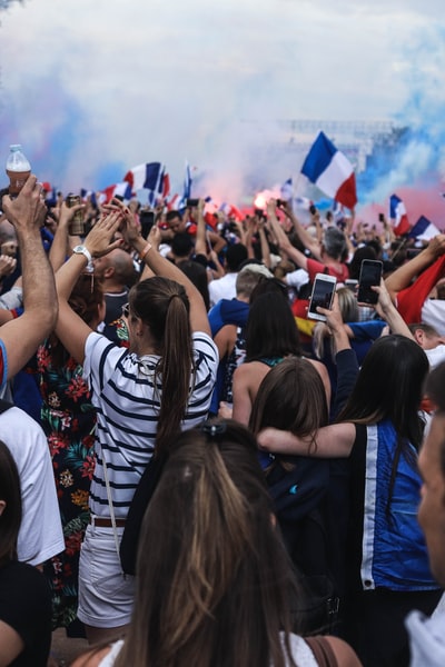 举着法国国旗的人们聚集在一起